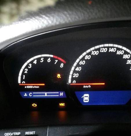 丰田皇冠vsc灯亮起了,什么原因,请教