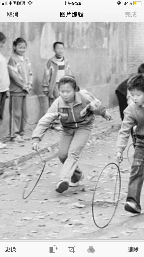 这是爸爸妈妈小时候玩的玩具,滚铁环,铁环是用钢筋卷成40厘米的圆圈