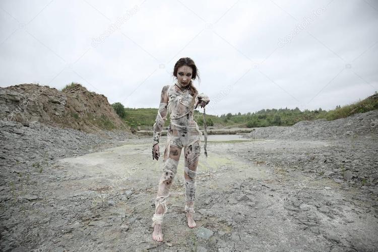 名称:作为埃及的木乃伊裹绷带与艺术在皮肤上的美女模特