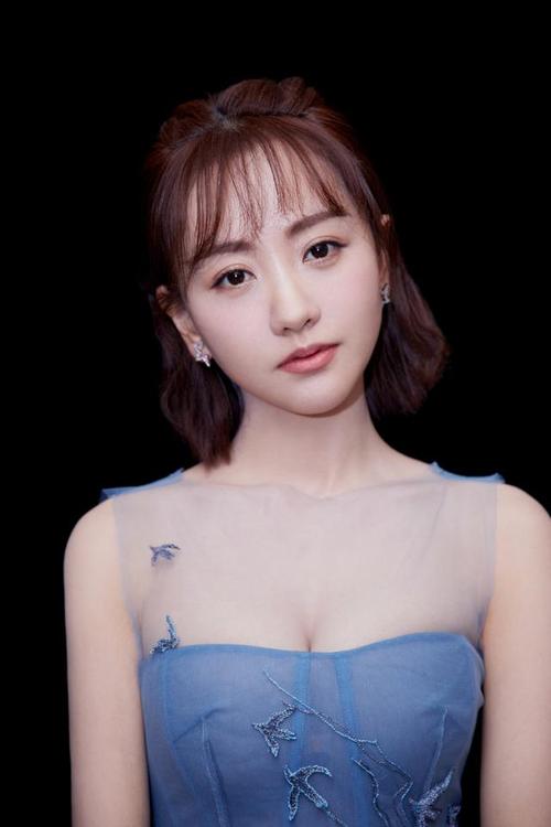 杨蓉一袭蓝色纱裙 仙气飘飘好美啊 认真努力的女孩