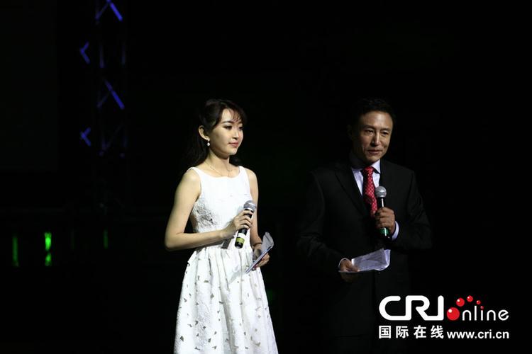 颁奖盛典由素有"百老汇华裔第一人"之称的王洛勇和有名掌管人袁小珊