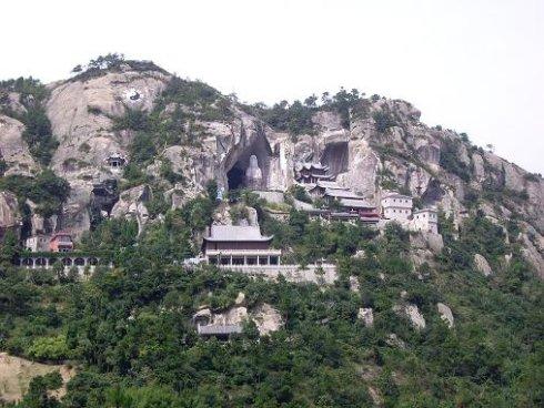 长屿硐天风景区由八侧岩,双门硐,崇国寺和野山四大景区组成,其中