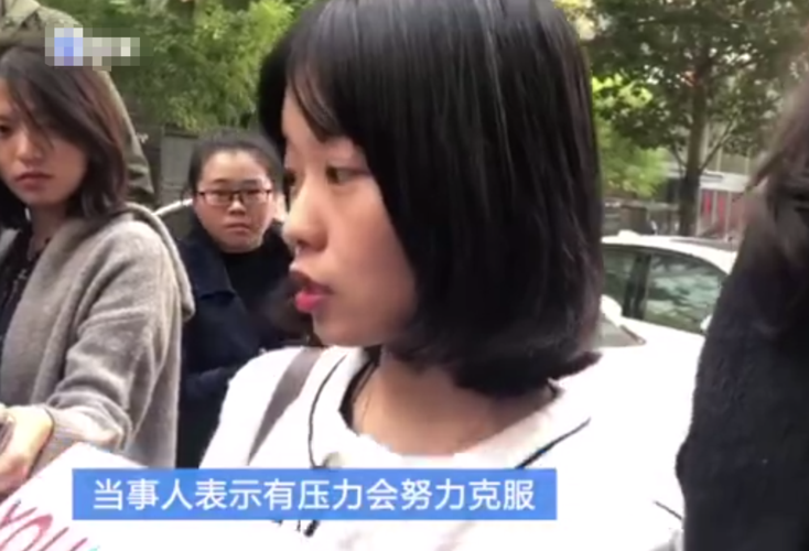 弦子起诉朱军性骚扰案开庭,好友齐聚法庭门口,举手幅为她应援