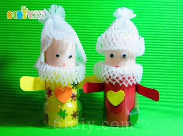 主页 手工制作大全 > 幼儿手工饮料瓶娃娃 用泡沫网做一个围巾 贴上