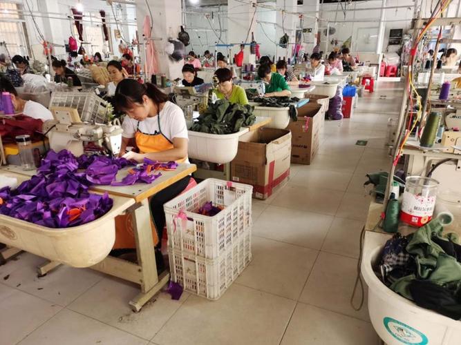 复工复产后的新光制衣厂生产车间