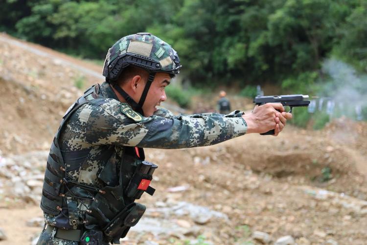 广西贵港武警官兵野外多科目实弹射击