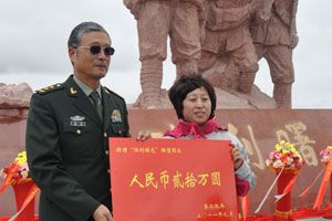 张翔中将代表解放军第二炮兵向若尔盖县捐赠雕塑维护修缮经费