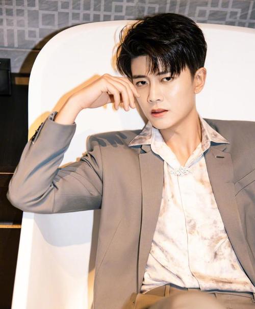 任嘉伦人气男星写真合集:气质暖男,风度翩翩!