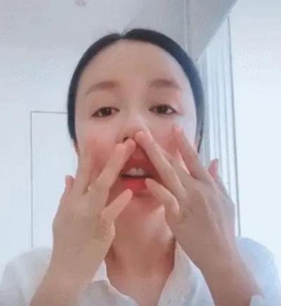 娄艺潇居家直播健身,自曝已经减到110斤,狠戳鼻子破整容风波