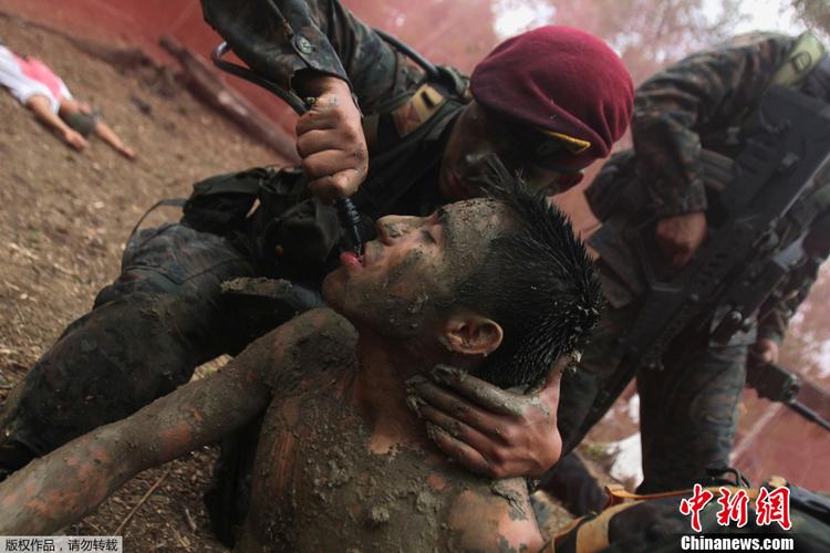 危地马拉特种部队举行解救人质演习 (2/5)