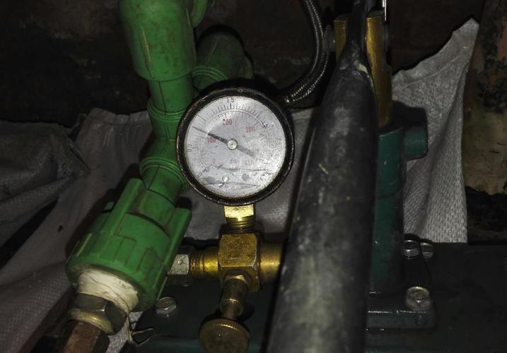 给水管打压测试,8个压力30分钟无掉压,符合施工规范