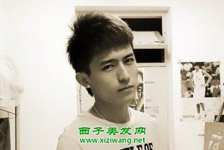 男生两边鬓角剃掉的发型