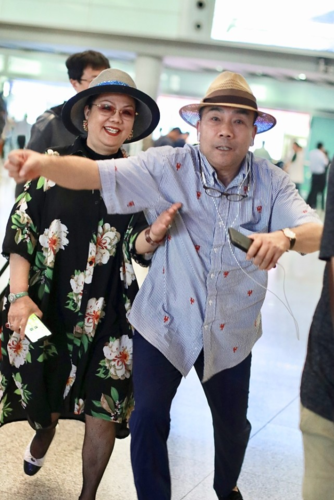 杨议妻子虽然有贵妇气质,但穿上黑丝之后,却带着一种俗气感