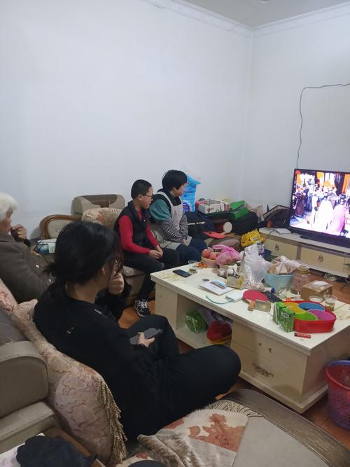 看,一家人坐在一起看电视 很有过年的氛围