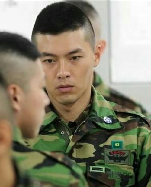 军人发型大多都是寸头发型,包括圆寸,毛寸,板寸等,也有炮头发型!