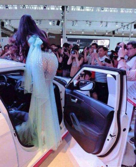 变味儿的车展车模着装暴露挑战审丑尺度