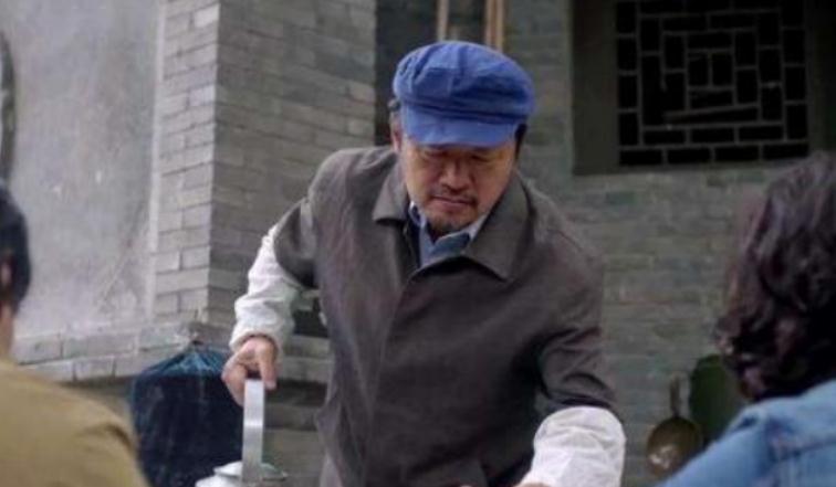 孔笙导演真客串了《大江大河》角色,但并不是老猢狲,而是这老头