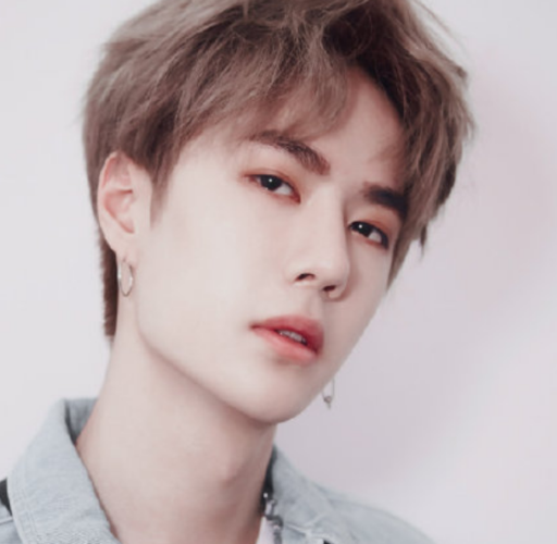 王一博被迫营业"饮酒照"遭疯传,看到他的眼神后,心脏