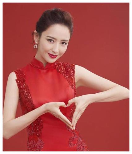 虽然不是科班出身的主持人,但佟丽娅的美丽,端庄和淡定让她置身专业