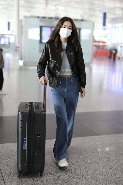 2021年4月1日,北京,刘雯机场街拍. 挂饰:chanel 行李箱:combackid