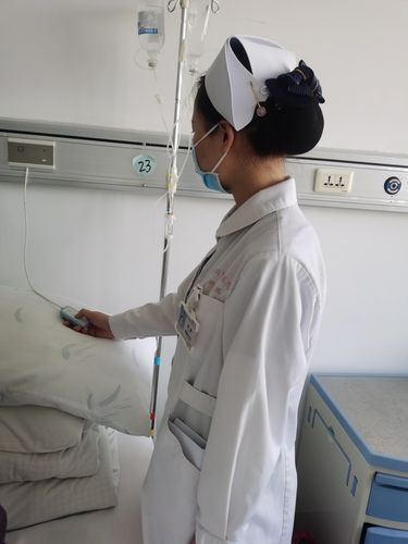 白班护士姚倩发现病房610突发火灾,立即关闭病房氧气开关并撤离病房