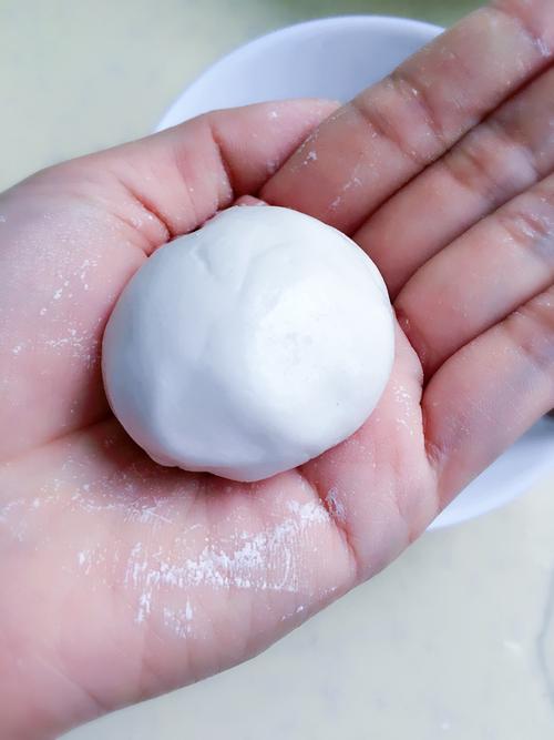 包好馅料,搓成白白嫩嫩的小面团.