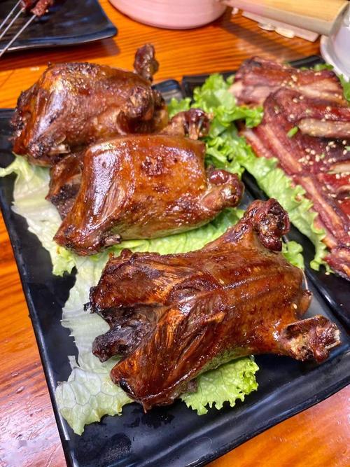 开在经纬路的小店也算得上一个小网红,店里不仅能做烧烤,特色的烤鸽子