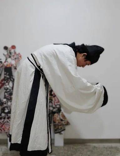 清代女子见面行礼 人们见面除了拱手作揖之外,还有一些与之相应的