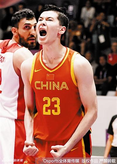 阿不都沙拉木在男篮决赛中表现神勇.