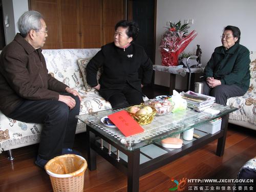 部门的陪同下走访看望了我委抗战时期参加革命工作的离休老干部刘振东