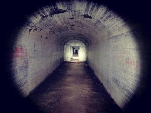 废弃的军事防空洞和营房!