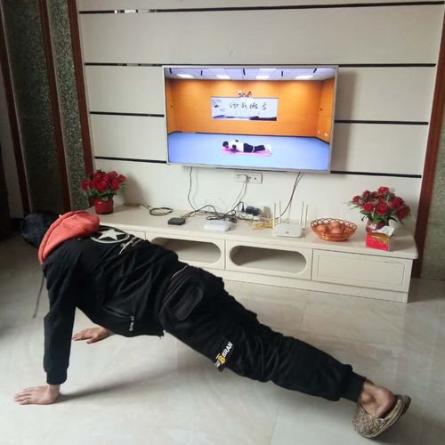 疫情还未结束,学生在家进行锻炼