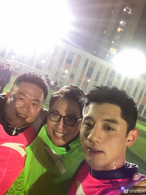张继科踢夜球pk华少跑遍全场大秀球技