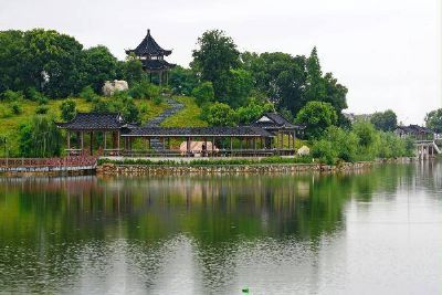 生态园景区位于长江北岸的枞阳县城,是皖江城市集群的核心区域,由旗山