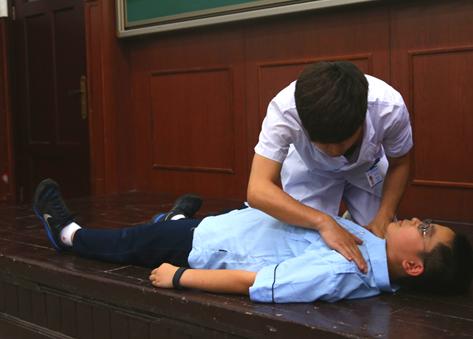 200名小鲜肉和帅哥护士学心肺复苏!