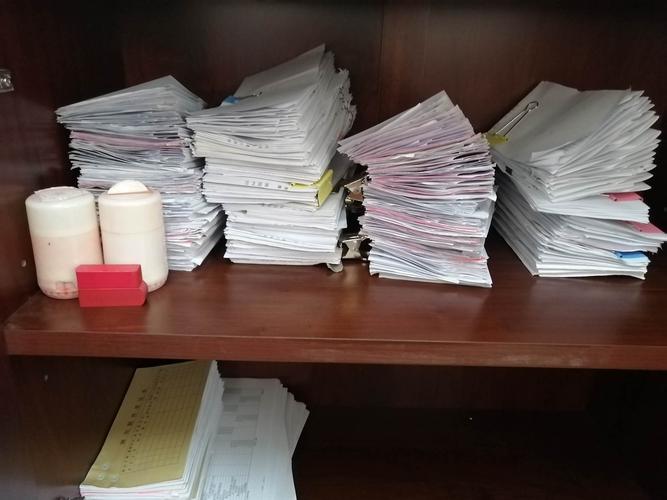 妈妈和会计姐姐年底加班了好多时间,周末没有休息,现在处理了日常工作