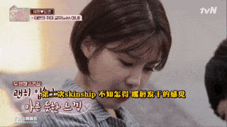 张度妍这边则是先在太炫的无名指上画上戒指.