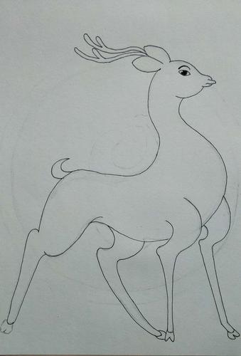 2.总勾线笔把画好的九色鹿勾勒出来,注意线条流畅