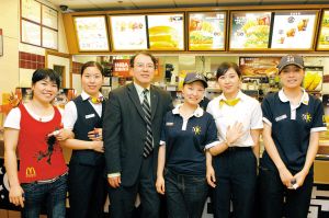 > 正文       从香港麦当劳餐厅一名普通的店员,到现任麦当劳餐厅
