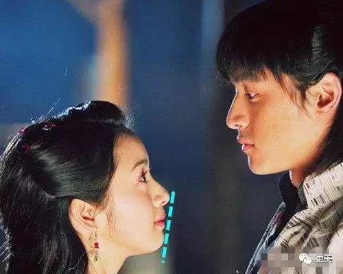 林依晨的下巴有些后缩,颈阔肌内脂肪垫又发达,所以看起来下庭很浑厚