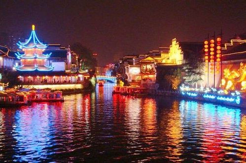 元宵节期间南京夫子庙举办的大型灯彩展览会,是中国最著名的灯会活动