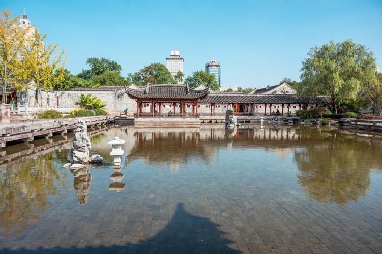 月湖公园为国家aaaaa级旅游景区,景区内景点十分丰富,而且到这里游玩