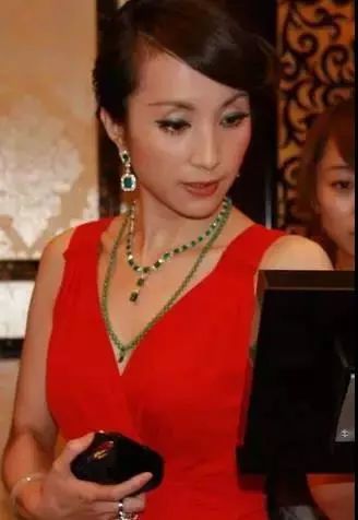 什么样的翡翠居然能让众多女星为其疯狂?纷纷拜倒在它