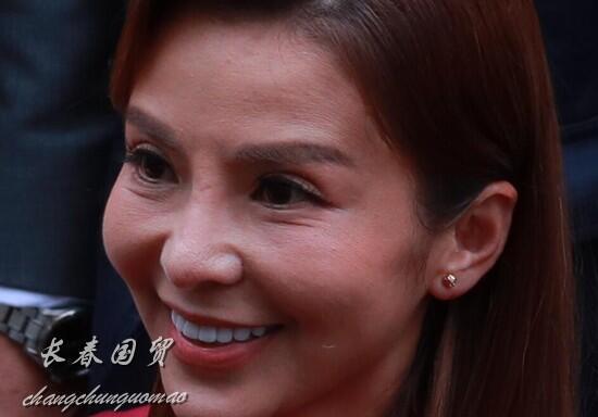 48岁央视主持人朱迅近照曝光面部僵硬满眼皱纹身材却十分傲人