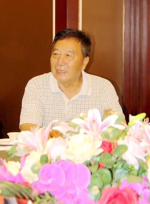 文学社社长李富明发表讲话