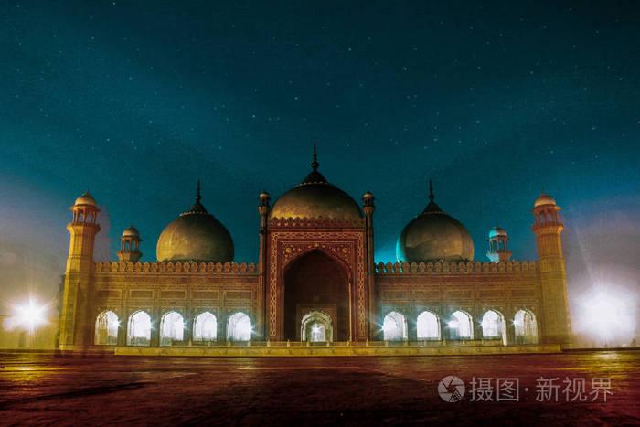 美丽的巴德夏希清真寺与天空在晚上在拉合尔, 巴基斯坦