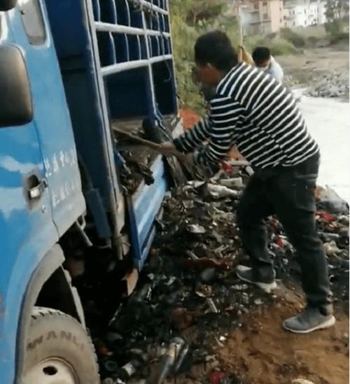 据网友爆料称,11月27日在平乐同安镇大里村桥头,有人拉来一车汽修的