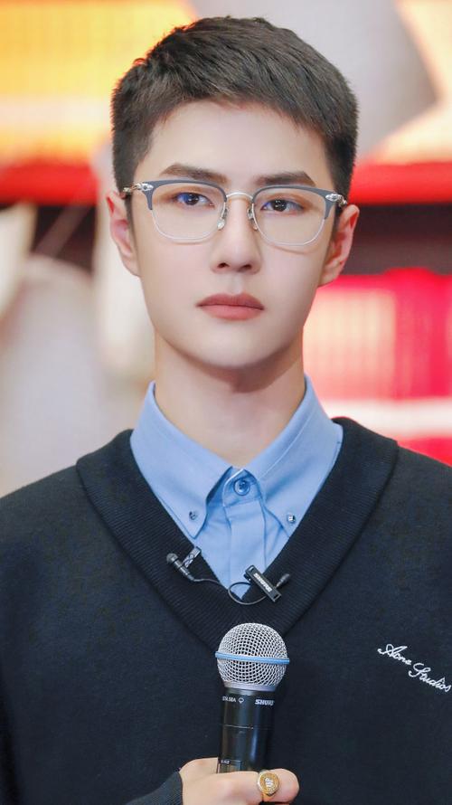 明星壁纸 短发王一博