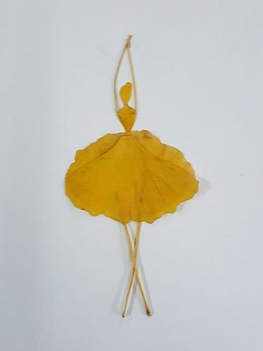 银杏叶子舞蹈树叶粘贴画欣赏