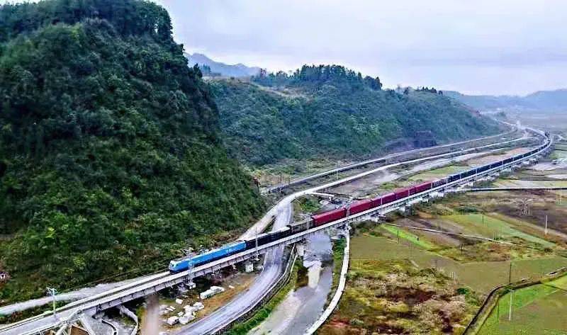 这条铁路起步重庆,经铜仁后到湖南怀化